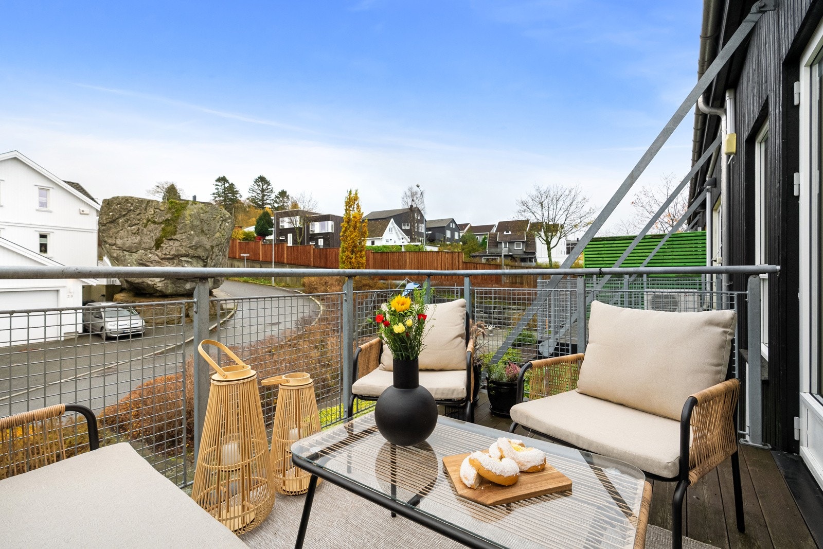 Balkongen er vendt riktig vei slik at du får nyte solen fra tidlig formiddag til kveld. Galleribilde