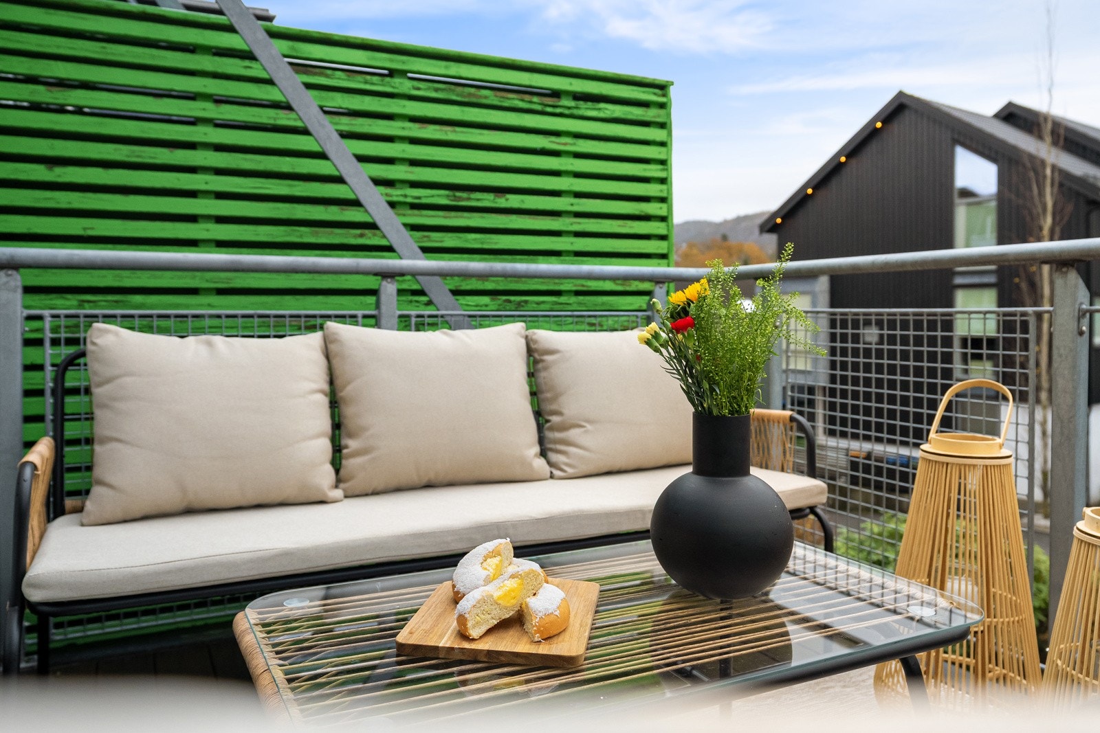 Du har plass til å innrede med hagemøbler, grill, blomster og beplantning. Galleribilde