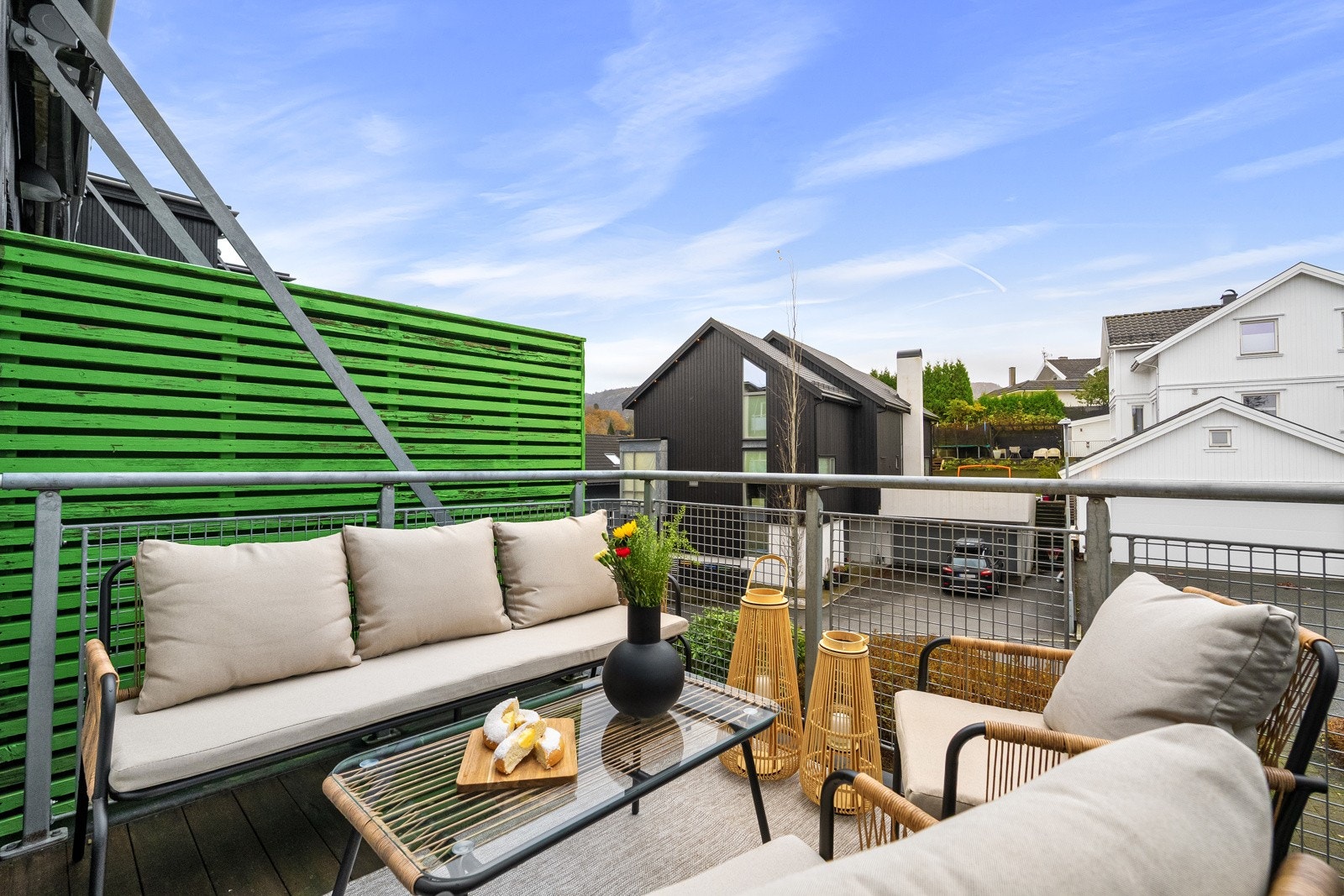 Fra stuen kan du sige sømløst ut til leilighetens balkong på 6 kvm. Galleribilde