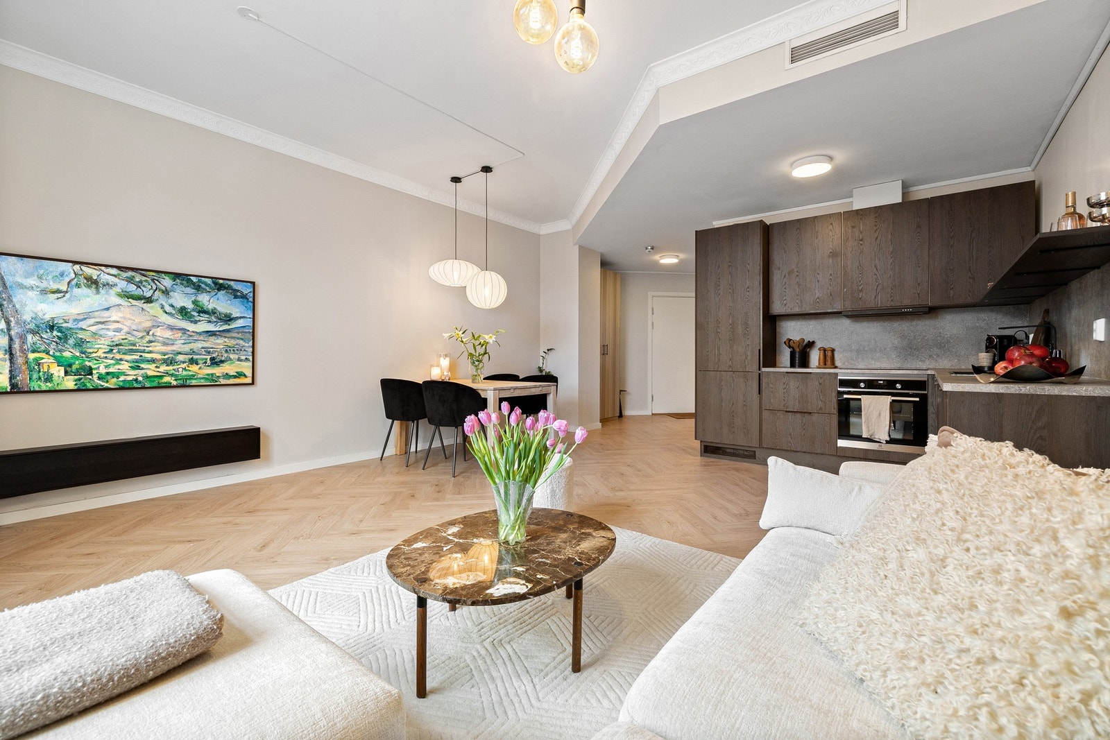 Stuen har en romslig og åpen løsning mot kjøkkenet, noe som gir en luftig og sosial planløsning. Galleribilde