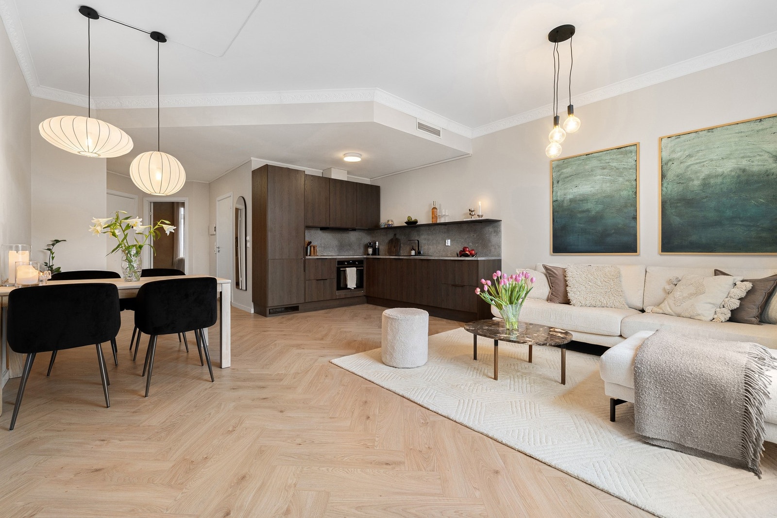 En påkostet leilighet med svært attraktiv beliggenhet midt i Homansbyen og gjennomgående meget høy standard. Galleribilde