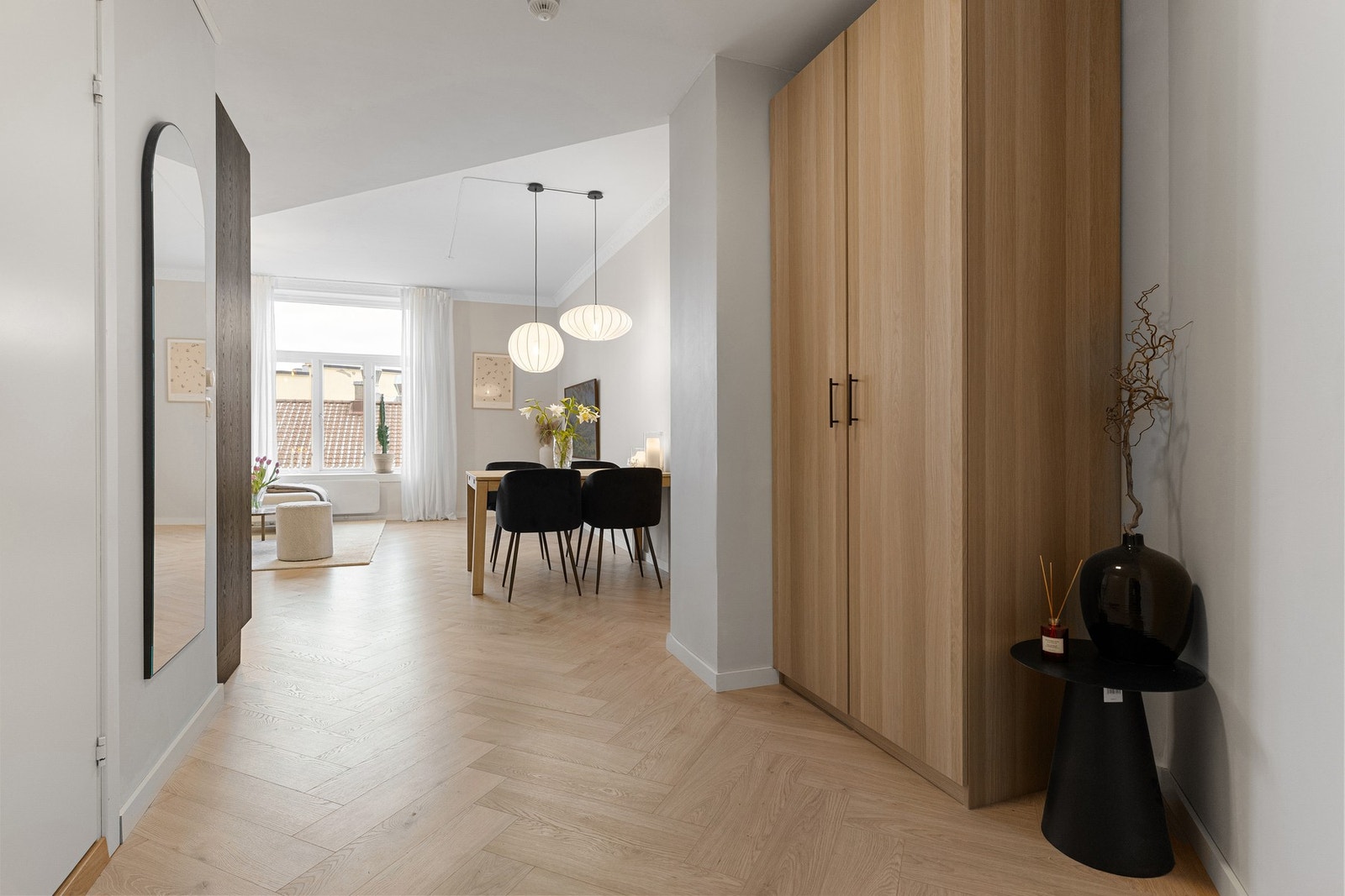 Entréen fremstår som lys og innbydende, med god plass til yttertøy og oppbevaring. Galleribilde