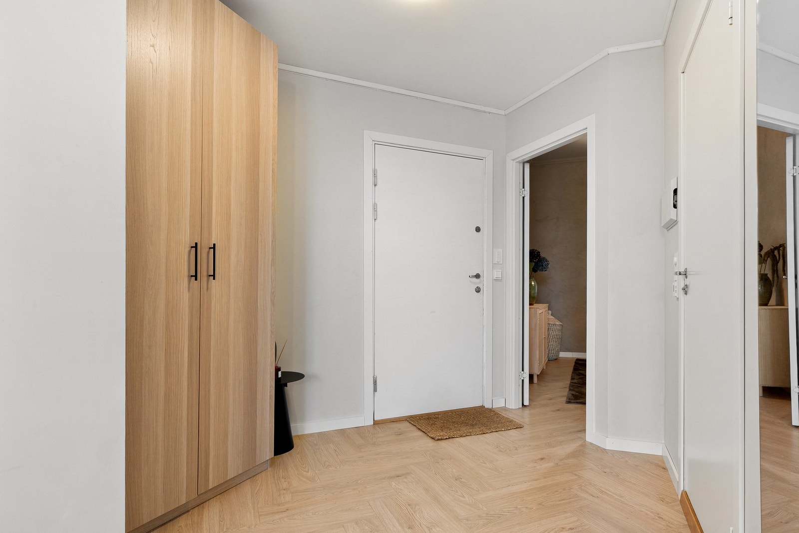 Gulvet er belagt med nytt laminatgulv i fiskebensmønster som strekker seg gjennom alle rom, med unntak av badet, og gir boligen et helhetlig og gjennomført uttrykk. Veggflater og himling er holdt i lyse fargetoner. Galleribilde