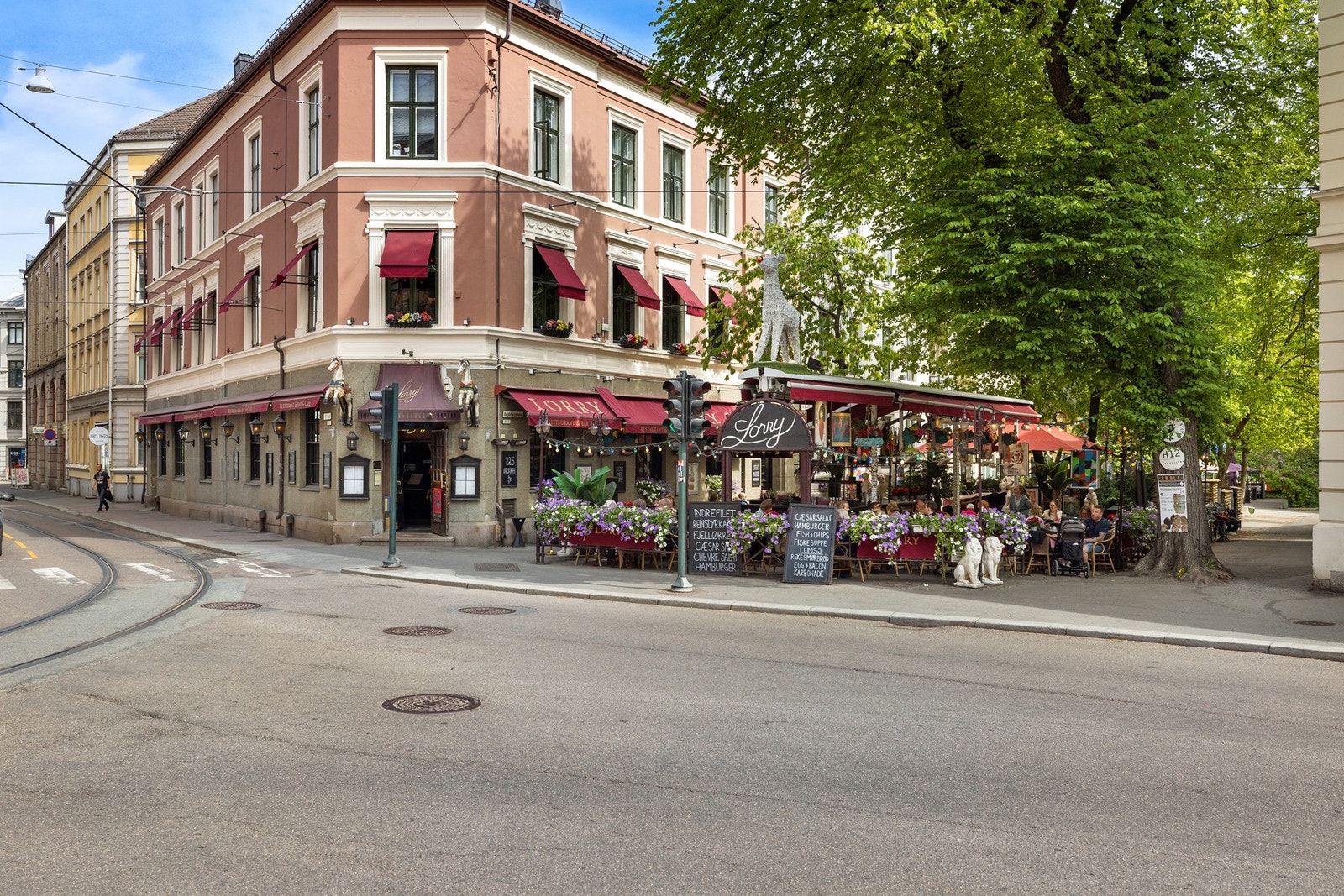 I umiddelbar nærhet finner du skoler, barnehager, dagligvarebutikker og et bredt utvalg restauranter og kafeer. Galleribilde