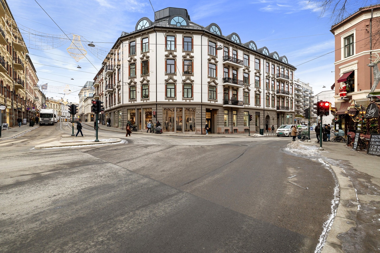 Området har svært gode kollektivmuligheter med t-bane, buss og trikk i umiddelbar nærhet. Galleribilde