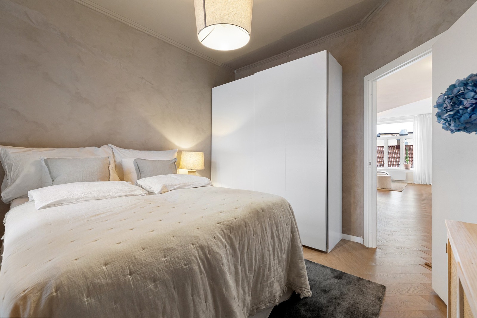 Soverommet fremstår som rolig og innbydende, med god plass til dobbeltseng og tilhørende møblement. Galleribilde