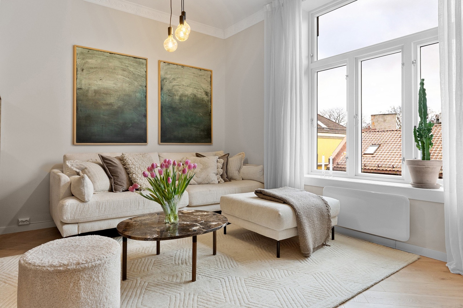 Store vindusflater slipper inn rikelig med naturlig lys og bidrar til en lys og innbydende atmosfære. Galleribilde