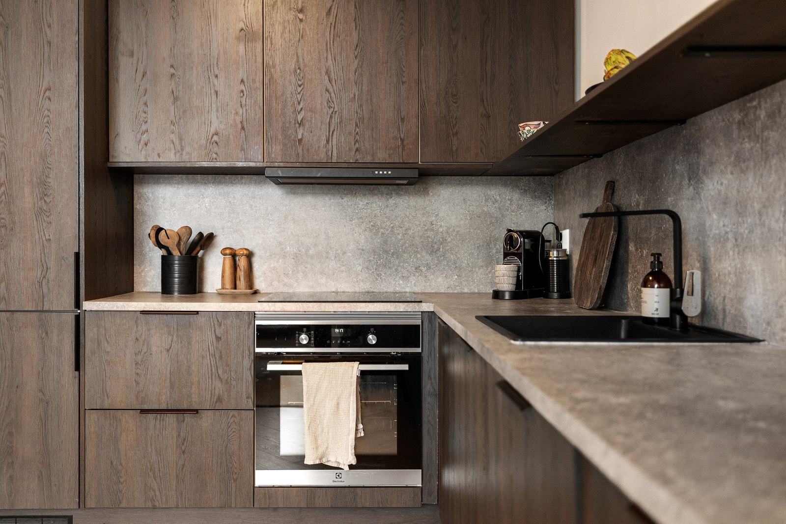 Kjøkkenet er utstyrt med integrerte hvitevarer bestående av kjøl-/fryseskap, oppvaskmaskin, platetopp og stekeovn, noe som gir et rent og gjennomført uttrykk. Galleribilde