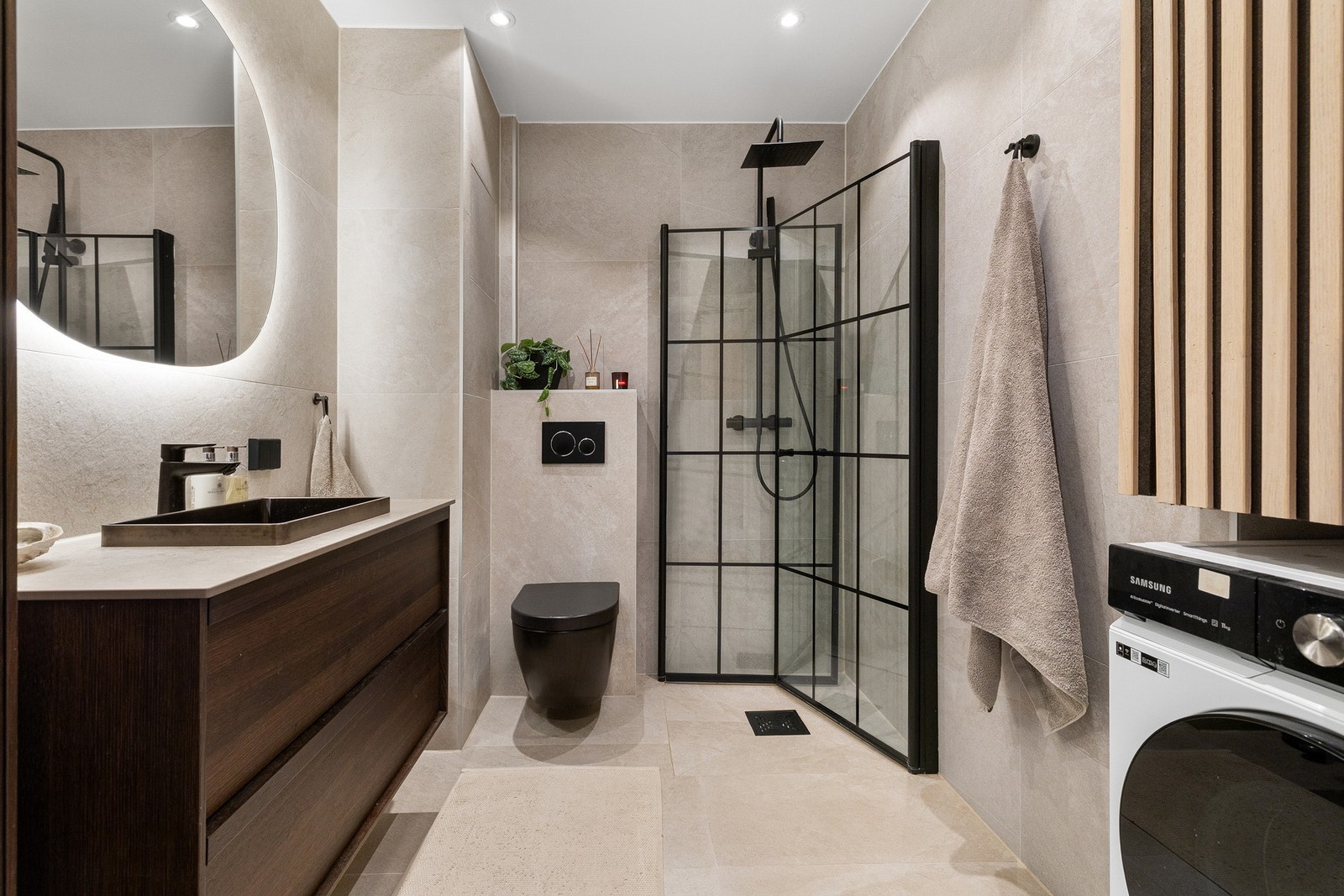 Moderne og delikat bad, med flislagte gulv og veggflater i tidsriktige fargetoner samt hvitmalt, slett himling. Galleribilde