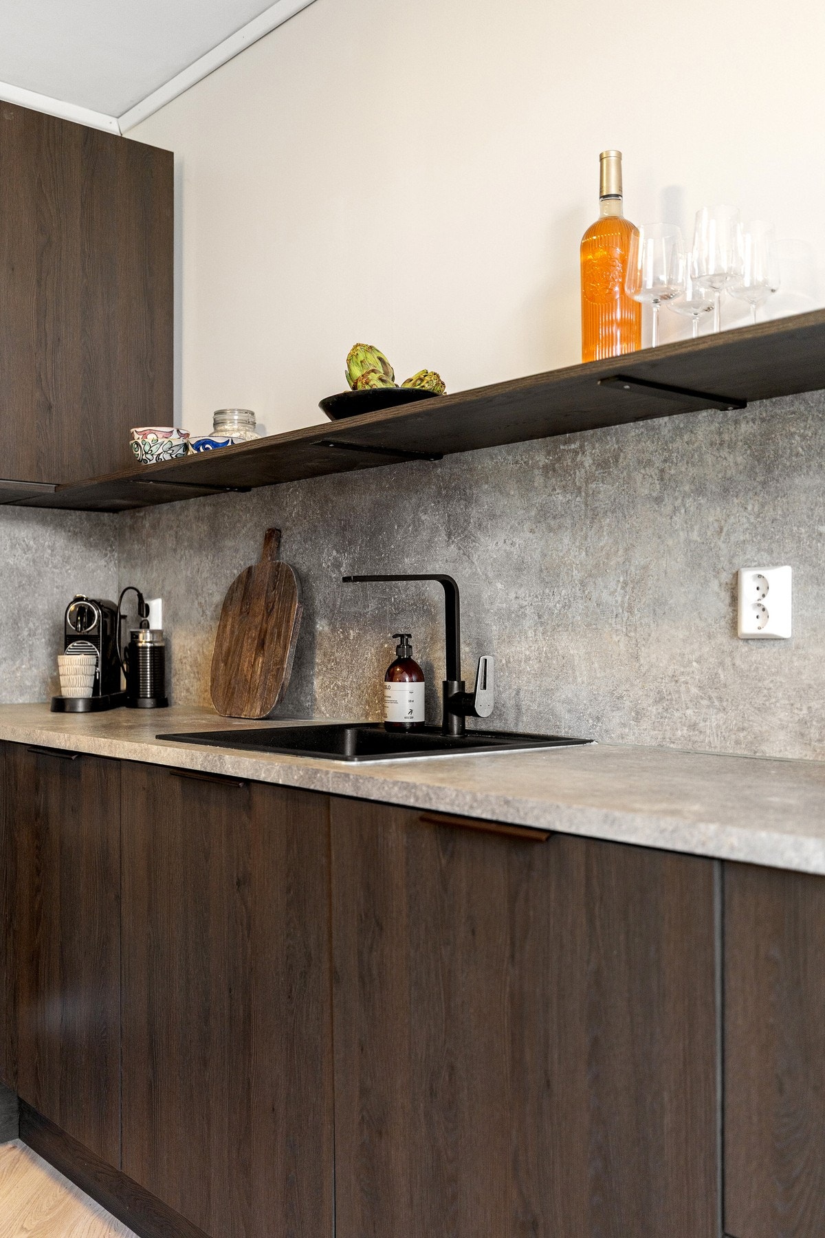 Benkeplaten har nedfelt komposittvask med ettgreps blandebatteri, og kjøkkenet er utformet med gode arbeidsflater og praktiske oppbevaringsløsninger. Galleribilde