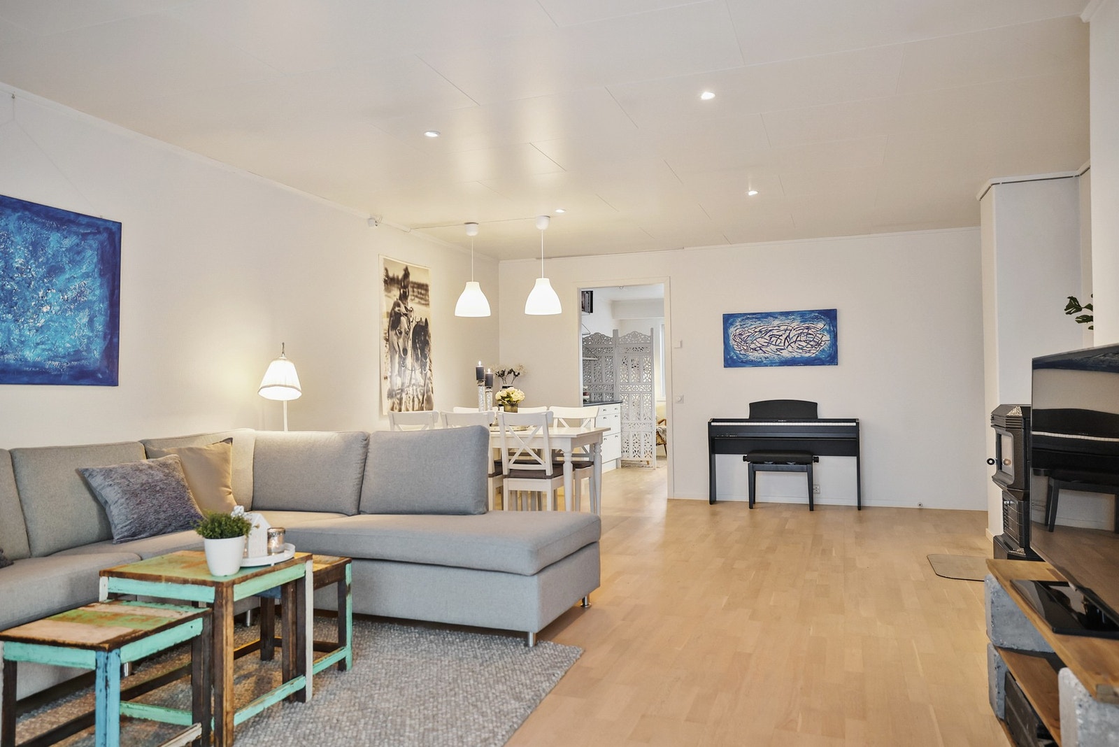 Det er montert vedovn for hyggelig oppvarming på kjølige dager. Galleribilde