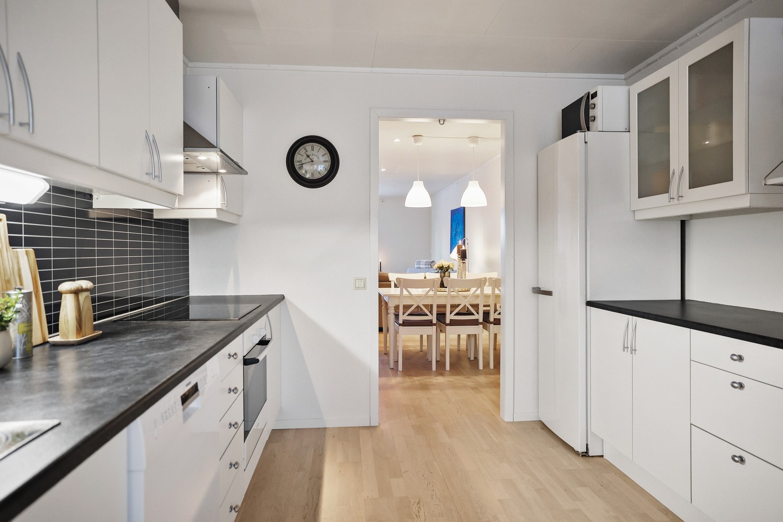 Kjøkkenet har en funksjonell utforming som sørger for effektive arbeidsflater og rikelig med oppbevaringsplass i skuffer og skap. Galleribilde