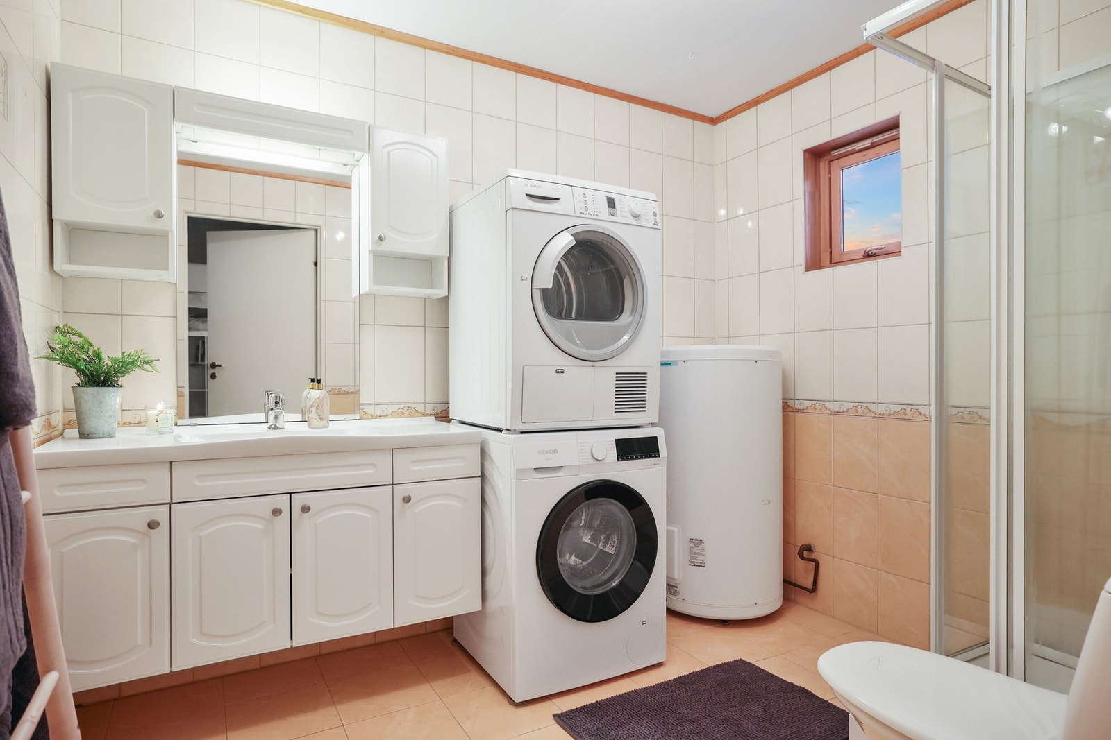 Flislagt baderom med behagelig gulvvarme. Galleribilde