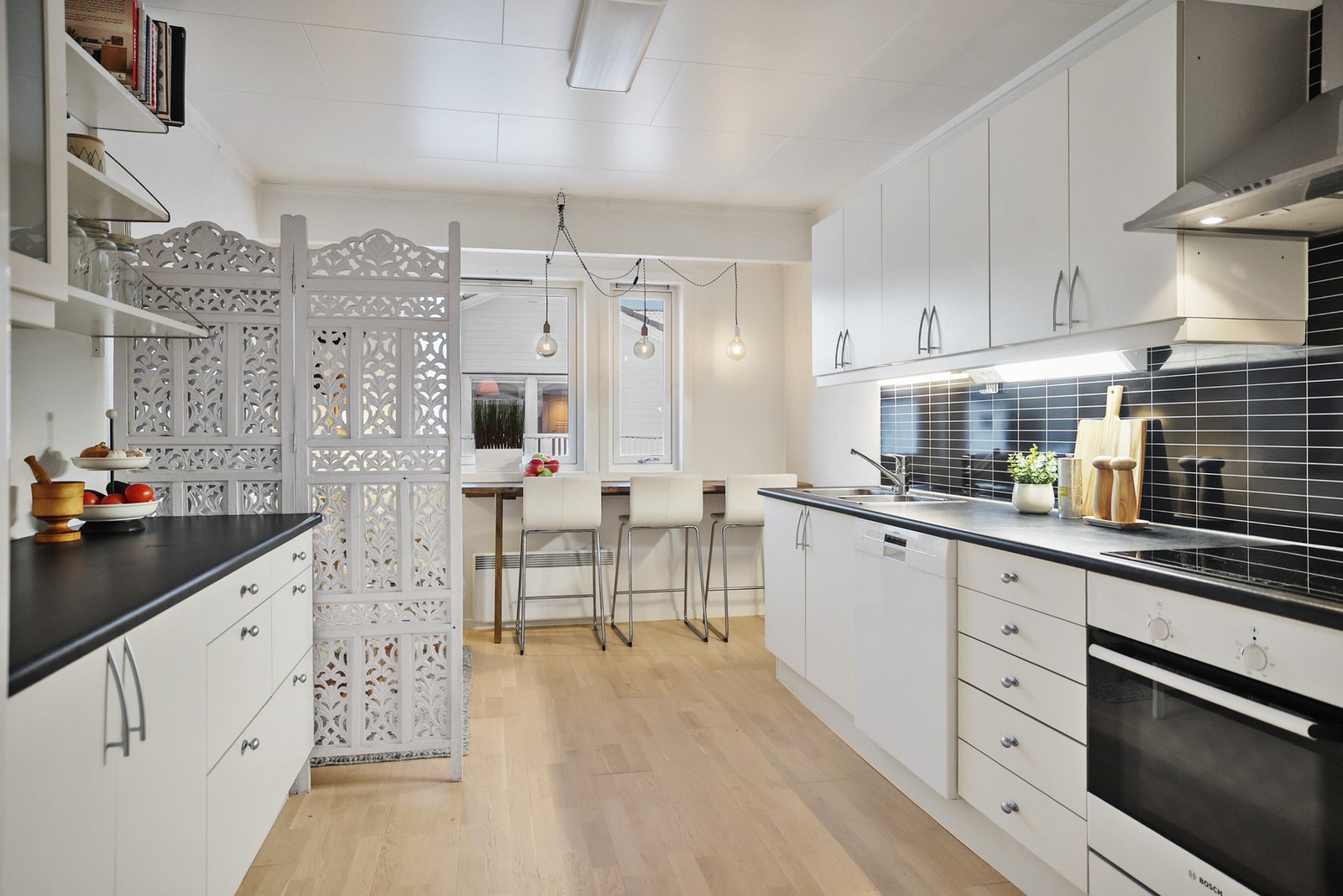 Det er integrert stekeovn og kjøleskap, og frittstående kjøleskap og oppvaskmaskin. Galleribilde