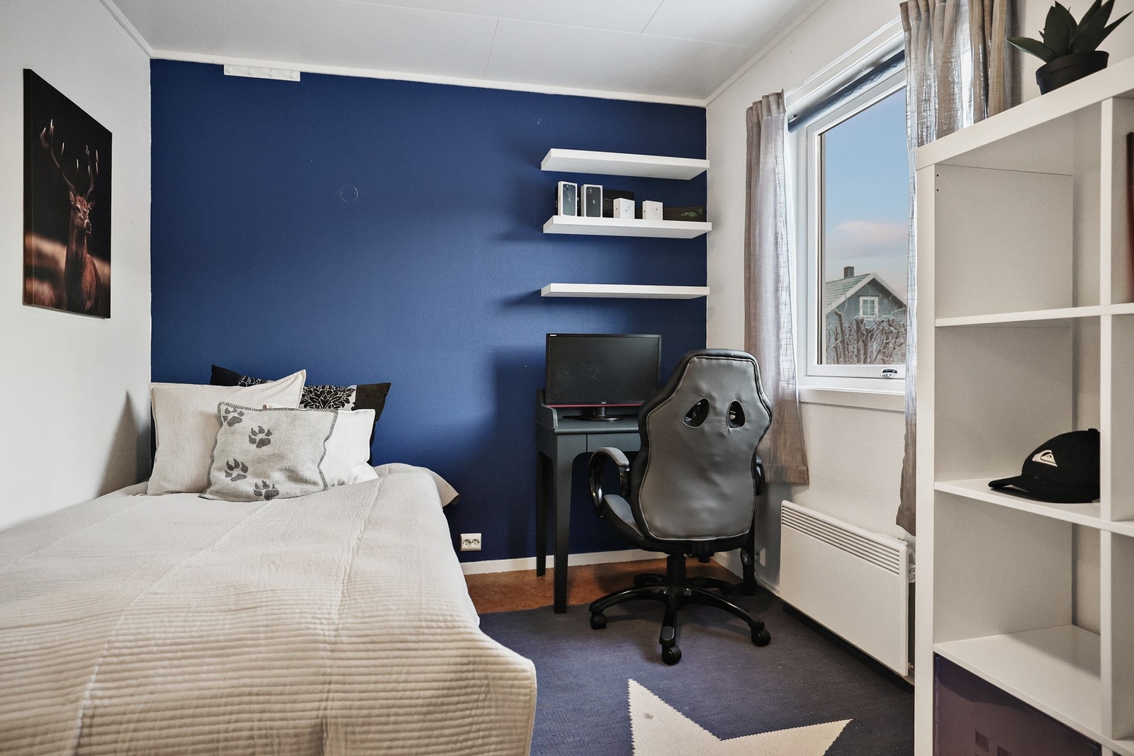 Alle soverommene har god plass til seng, nattbord og annet ønsket møblement. Galleribilde