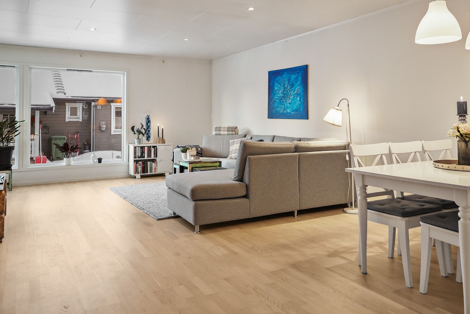 Vindusflatene gir rikelig med naturlig lysinnslipp. Galleribilde