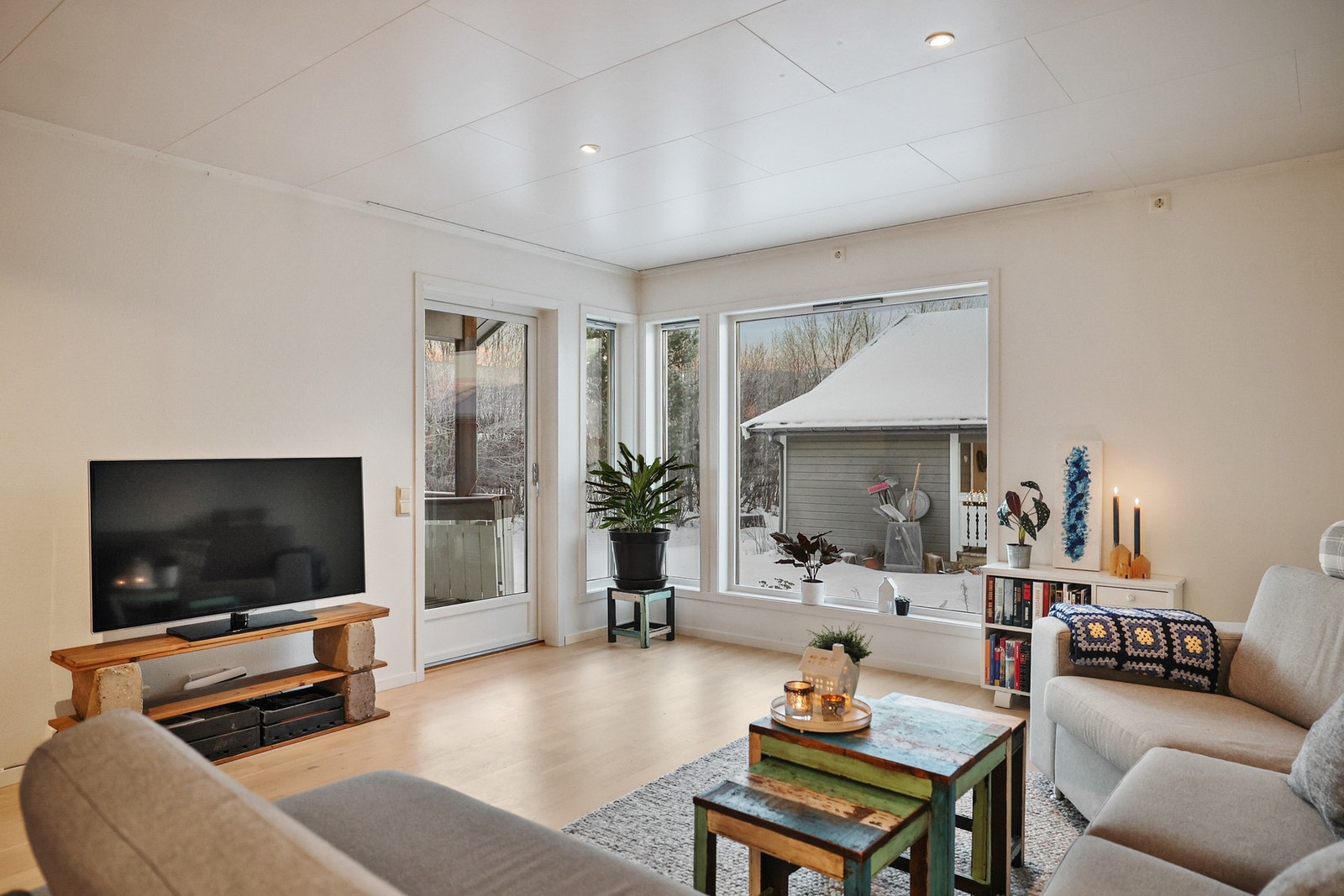 Du har en naturlig plass til en sofagruppe og TV med tilhørende møblement. Galleribilde