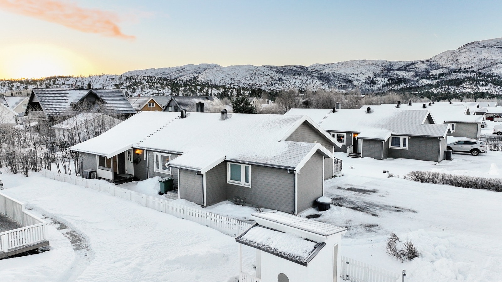 Det er gangavstand til skole, barnehager, dagligvarehandel og gode forbindelser med kollektiv transport. Galleribilde