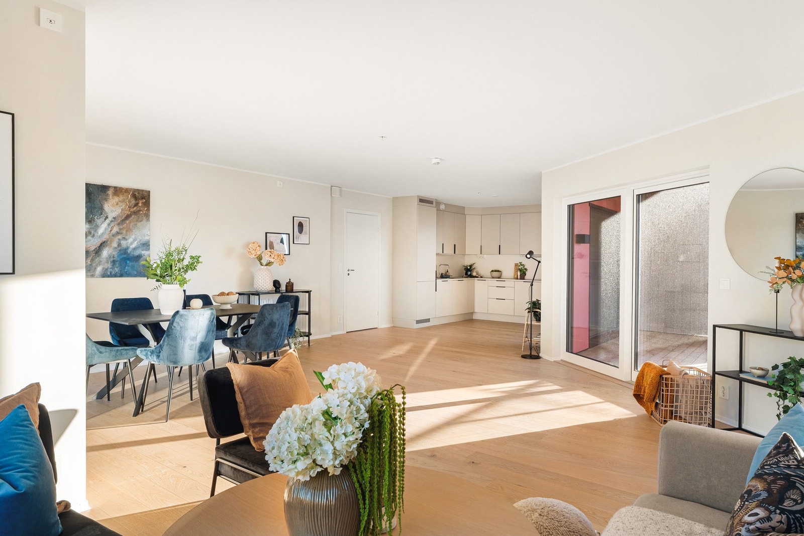 Videre kommer man inn til den åpne stue- og kjøkkenløsningen. Galleribilde