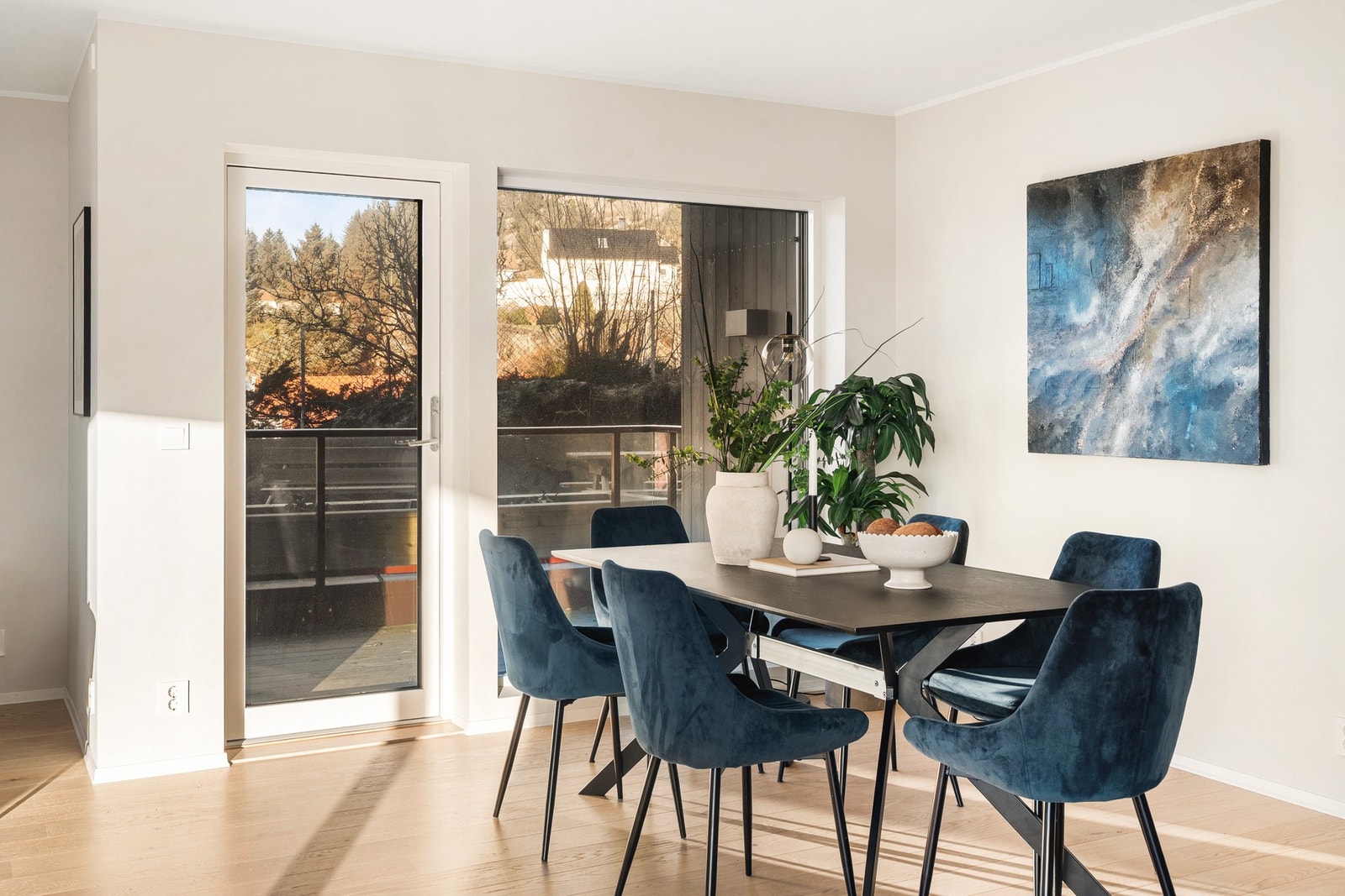 God plass til større spisegruppe. Galleribilde