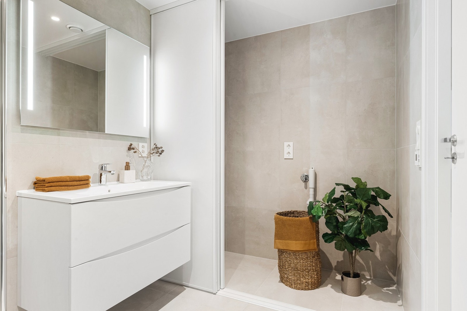 Badet er helfliset med lekre 60x60 fliser. Galleribilde