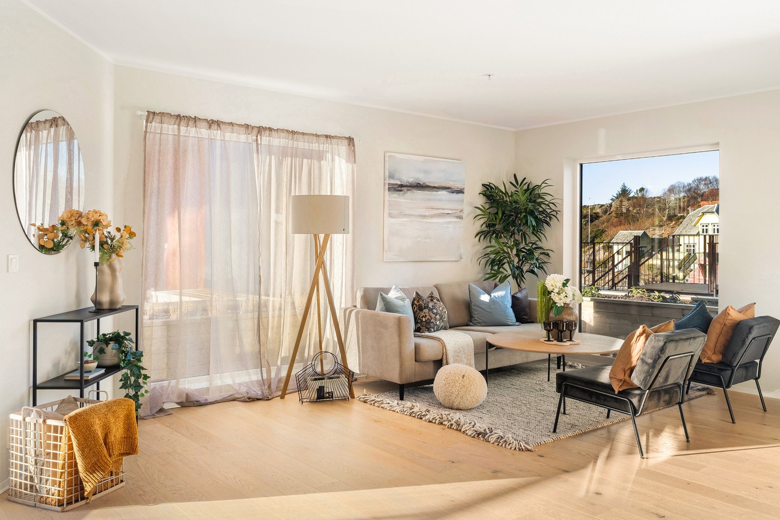 Lys og romslig stue med store vindusflater! Galleribilde