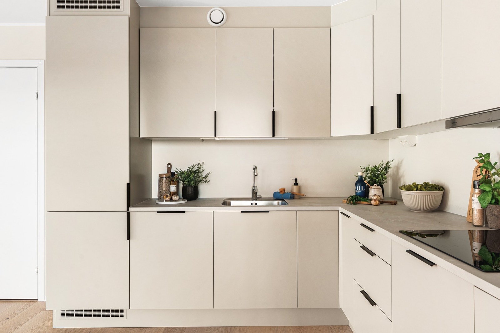 Innredningen er i en behagelig, moderne farge og har godt med skap- og benkeplass. Galleribilde