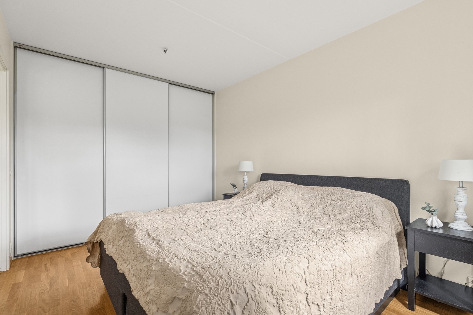 Soverom med skyvedørsgarderobe Galleribilde