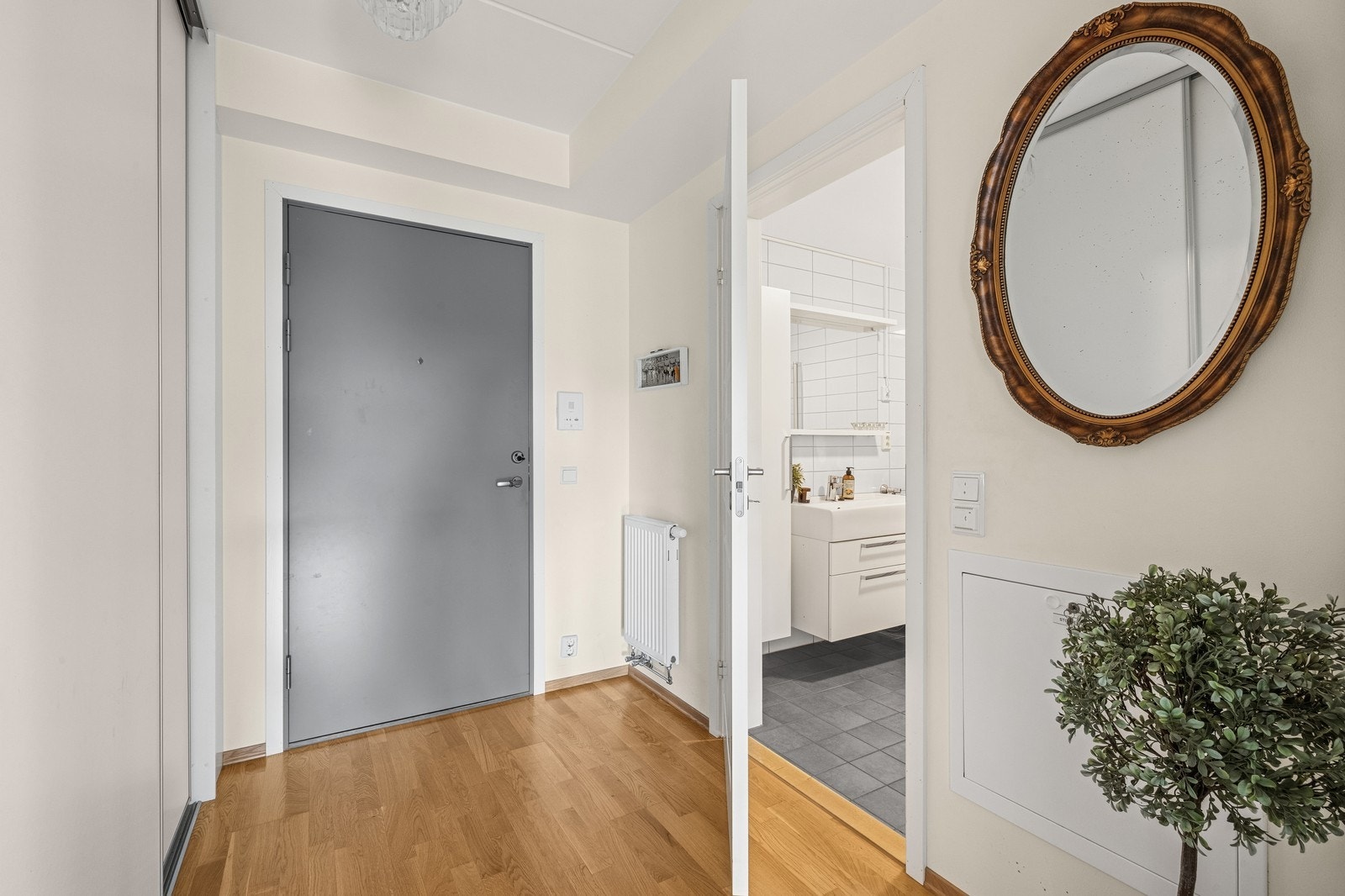 Entrè med skyvedørsgarderobe Galleribilde