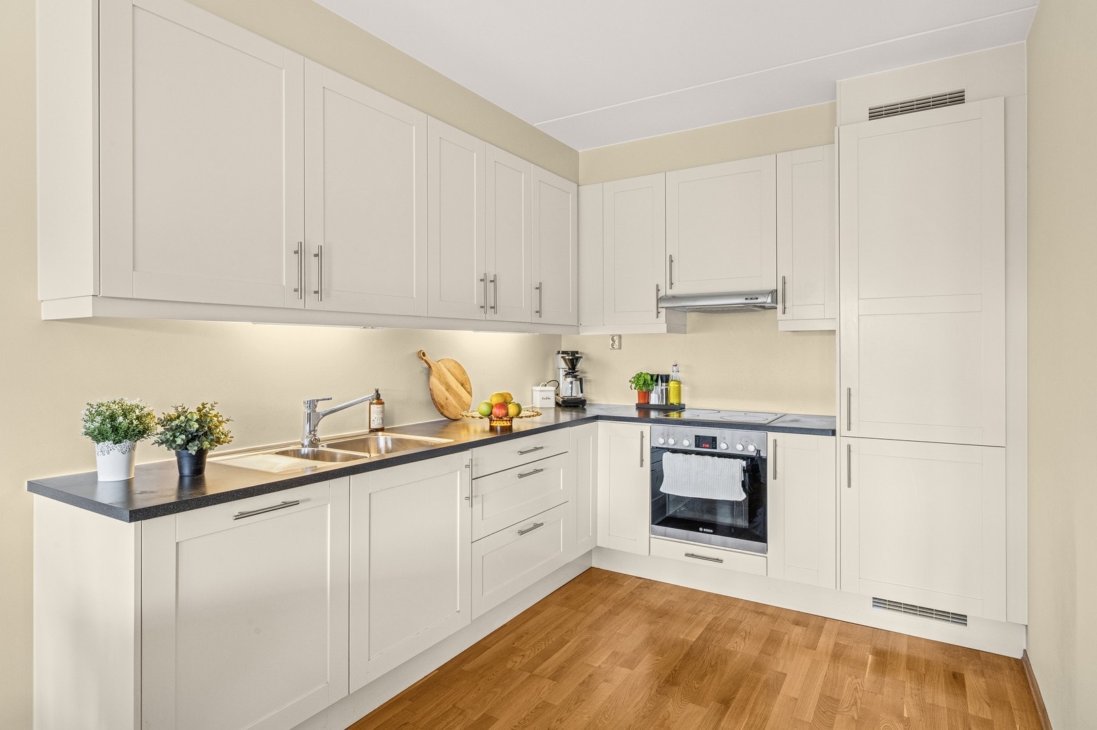 Kjøkken med hvitevarer Galleribilde