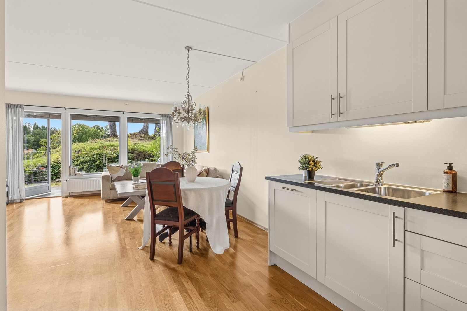 God plass til spisebord og sofagruppe Galleribilde