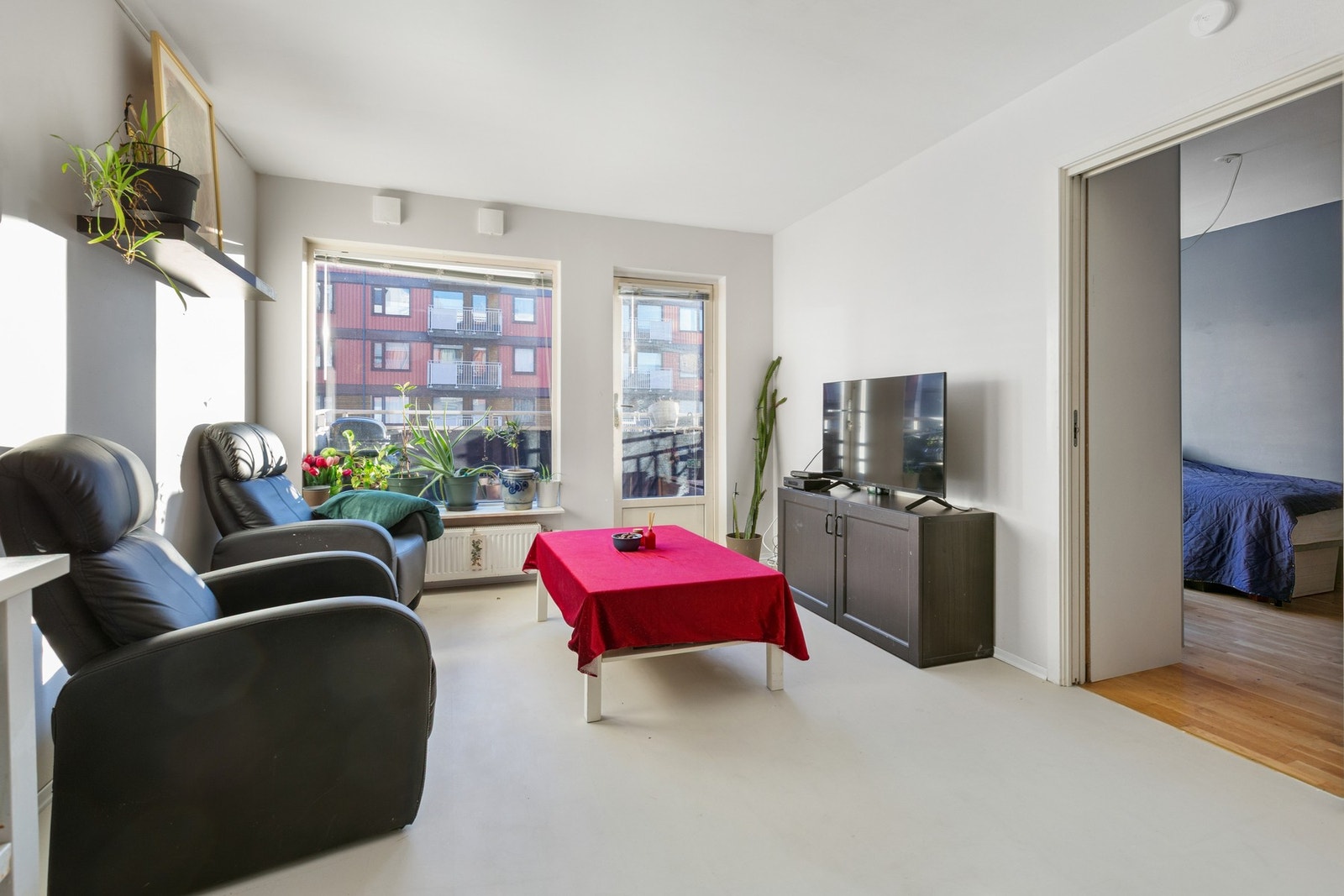 Martin Antonsen ved Eiendomsmegler 1 ønsker velkommen til Håkon Magnussons gate 3 C! (Foto - Charlotte Støle, EFKT) Galleribilde