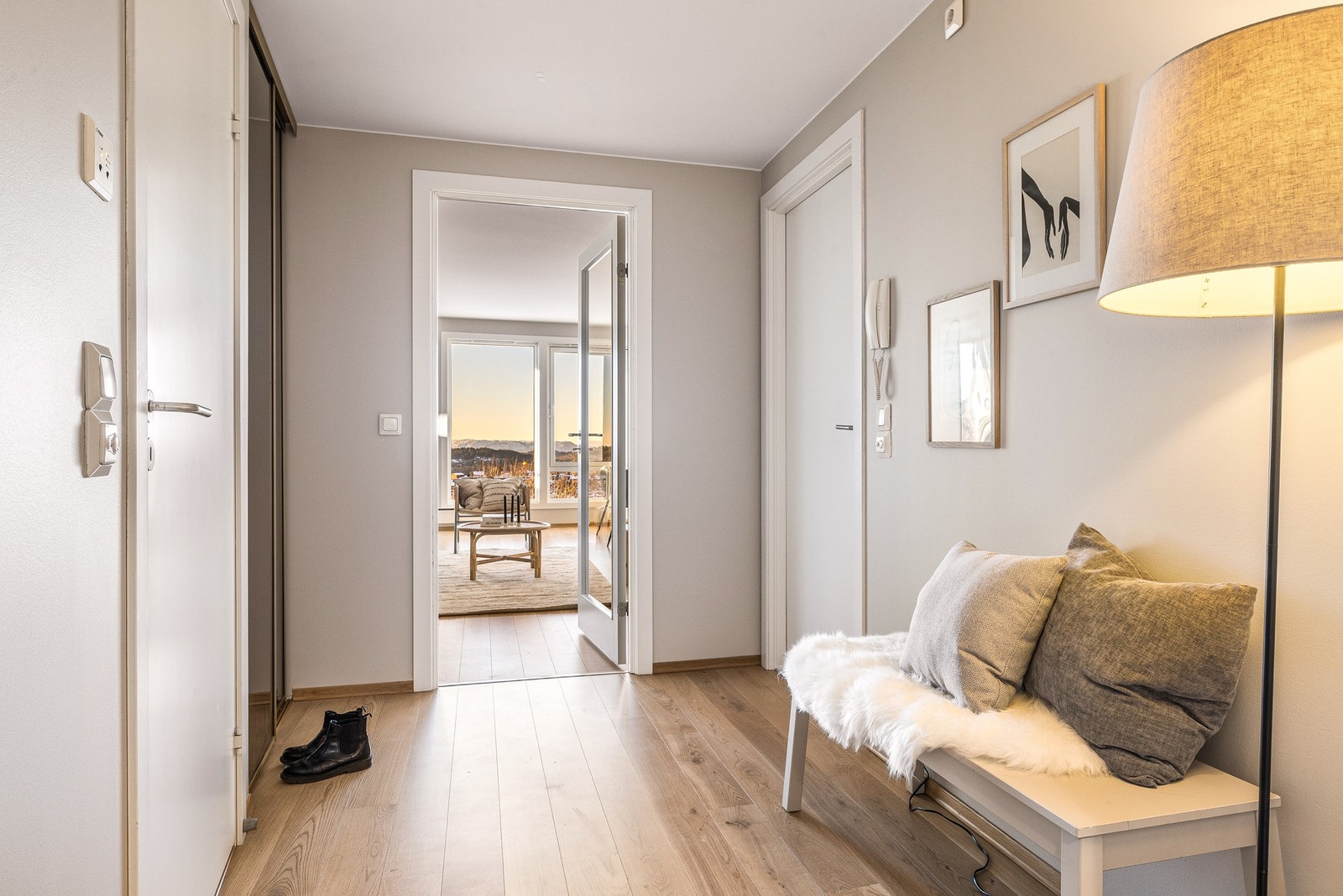 Du blir ønsket velkommen inn i en romslig entré med flott eikeparkett på gulv og lysmalte flater. Galleribilde