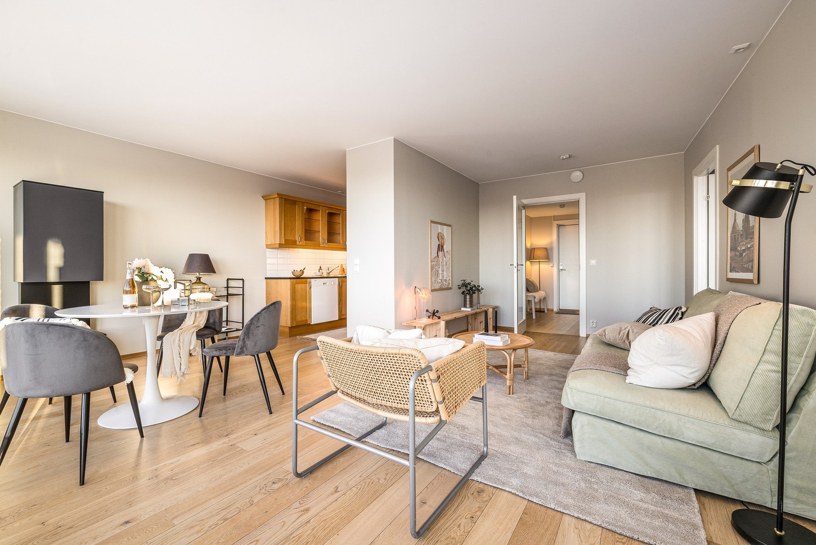 Det er godt med plass til å innrede med både sitte- og spisegruppe. Galleribilde