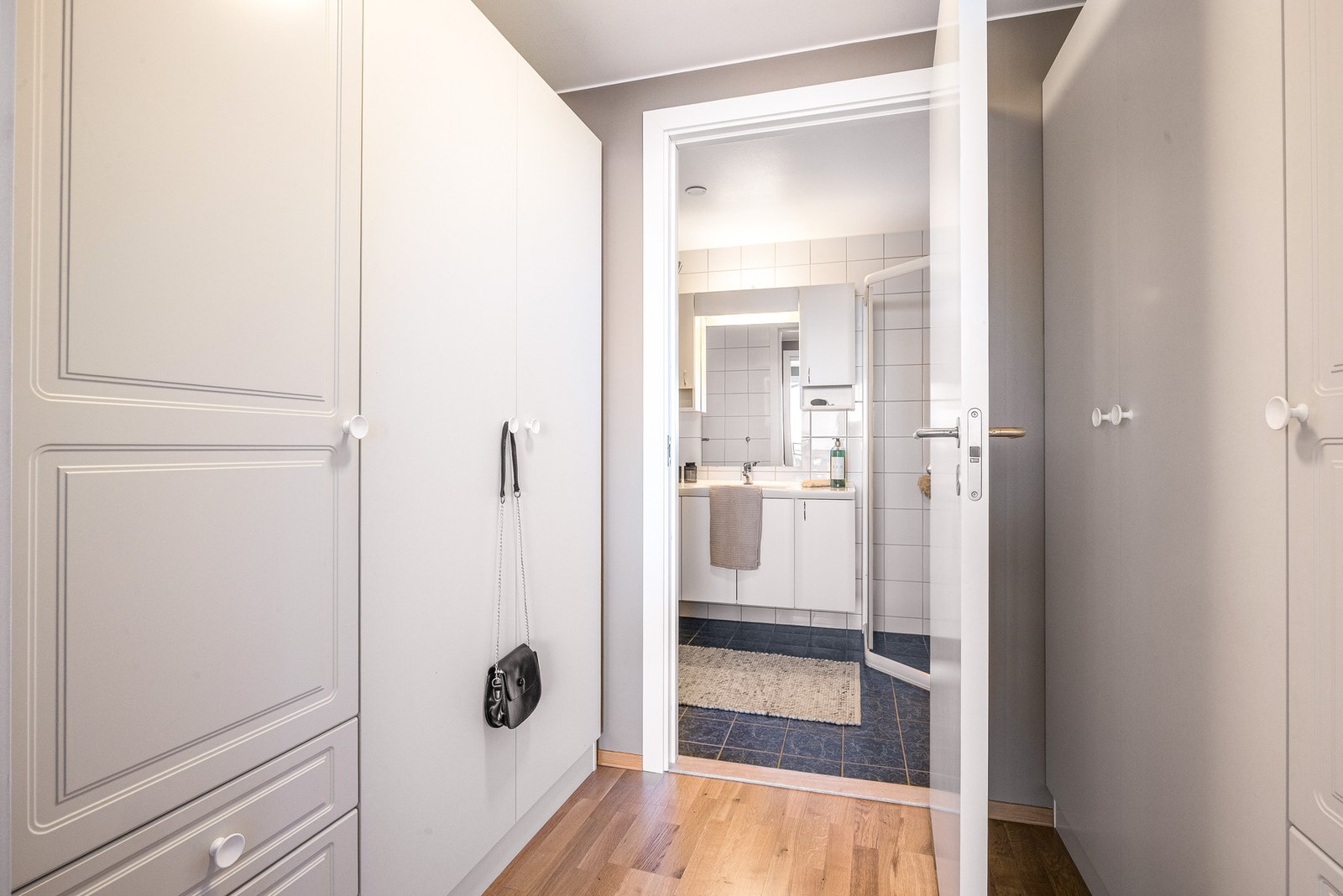 Fra soverommet er det via bod/garderoberom tilkomst til leilighetens bad. Galleribilde