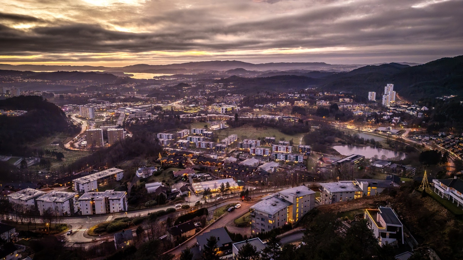Rosenlund Terrasse ligger sentralt, men likevel tilbaketrukket på en høyde med praktfull utsikt over hele Fyllingsdalen og nærområdet. Galleribilde