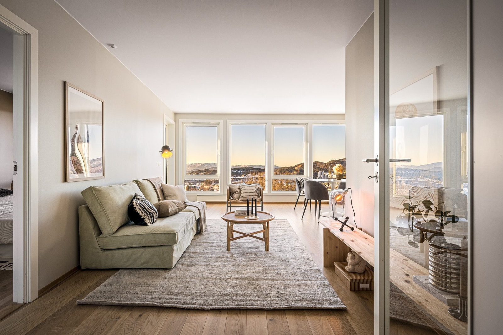 Videre inn i leiligheten blir helhetsinntrykket forsterket. Her blir man møtt av generøse vindusflater som slipper inn den sjeldent fine utsikten. Galleribilde