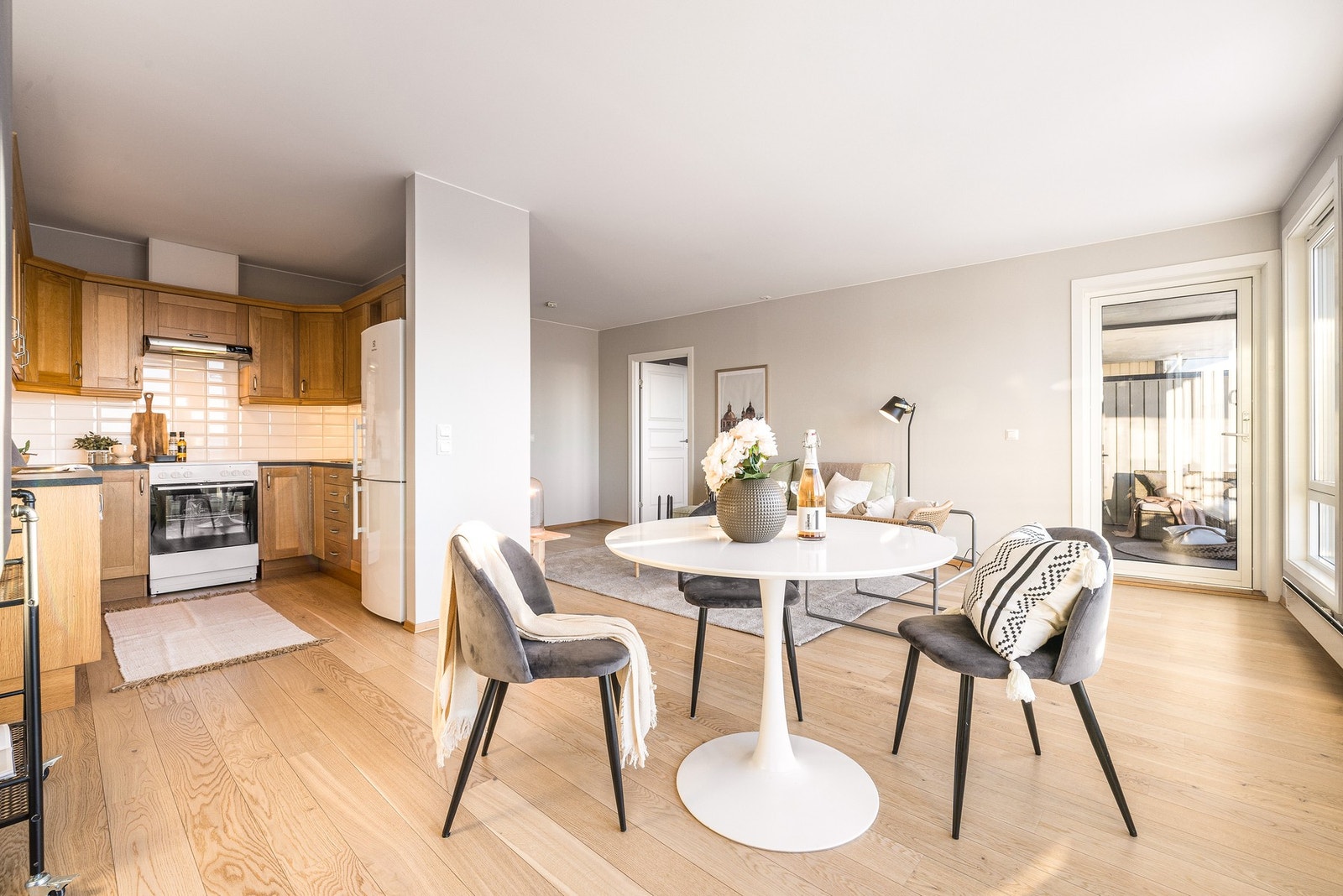 Det er delvis åpen løsning mellom stue og kjøkken. Galleribilde