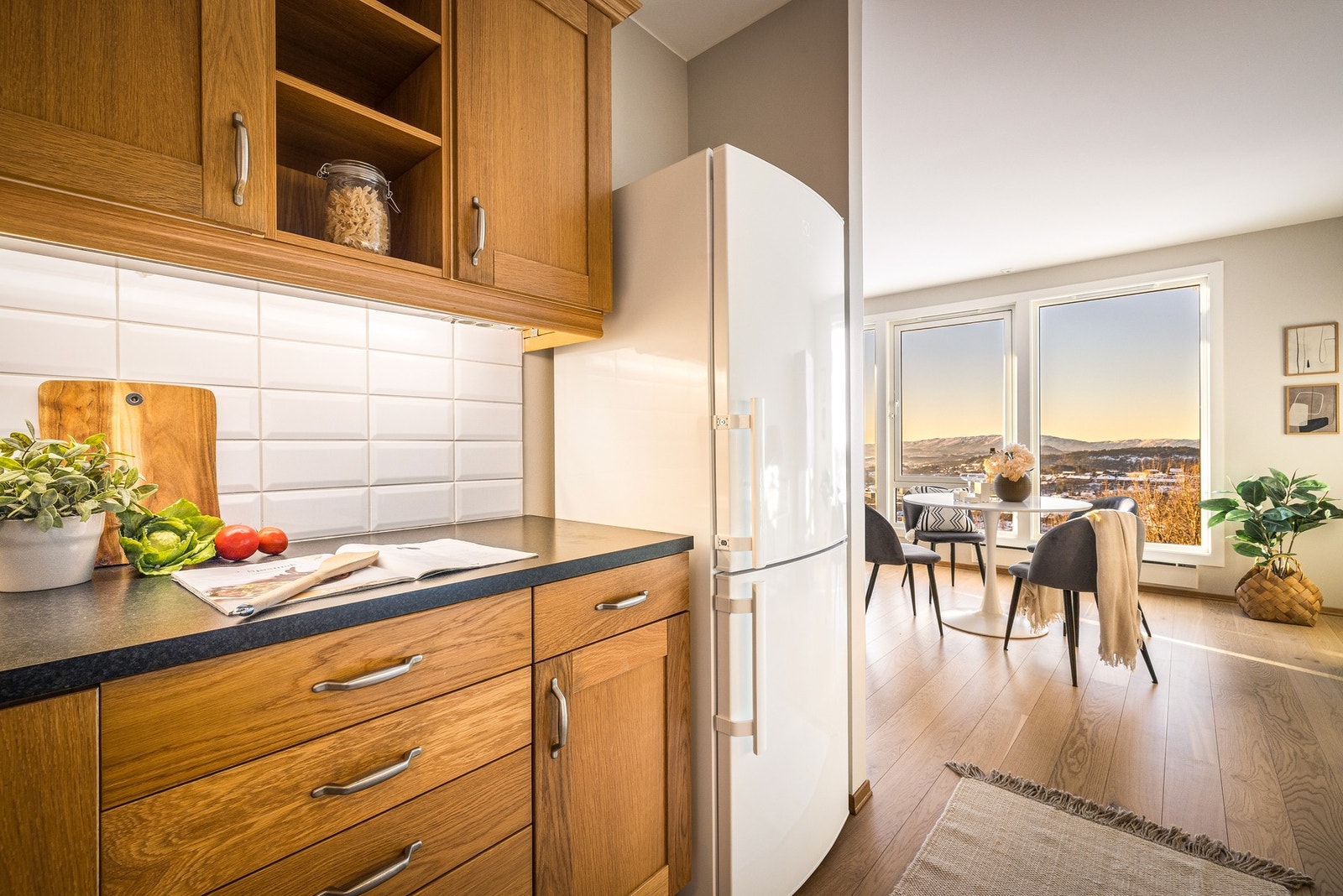 Kjøkkenet har en fin utforming som gir godt med skap- og benkeplass. Galleribilde