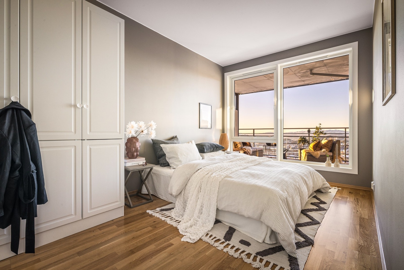 Soverommet måler 11,2 kvm og har godt med plass til dobbeltseng, tilhørende møblement og garderobe. Galleribilde