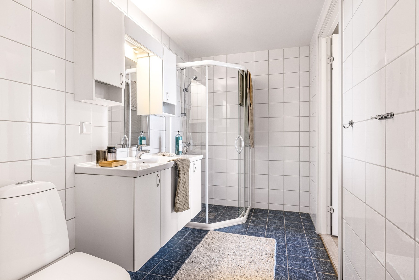 Baderommet er pent helfliset og har en tidløs innredning. Galleribilde