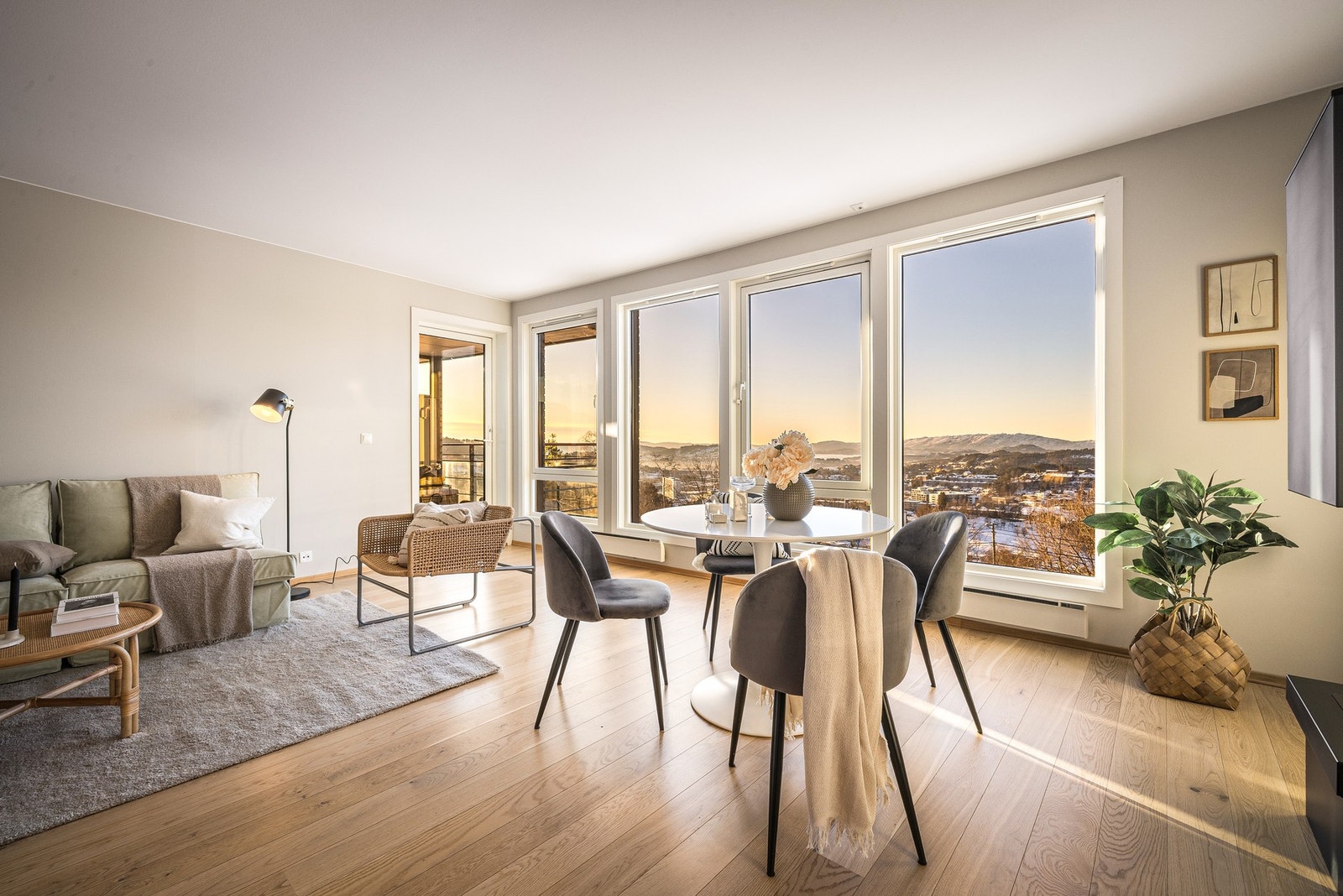 Stuen har samme lekre eikeparkett på gulv og lysmalte flater, som sammen med det gode lysinnslippet bidrar til den gode romfølelsen. Galleribilde