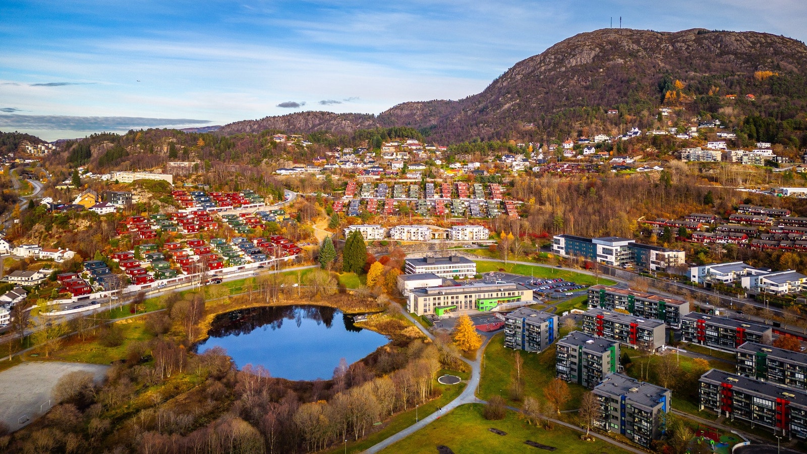 Fra leiligheten er det kort vei til flere skoler og barnehager. Lynghaug skole ligger kun 13 minutters gange unna. Galleribilde