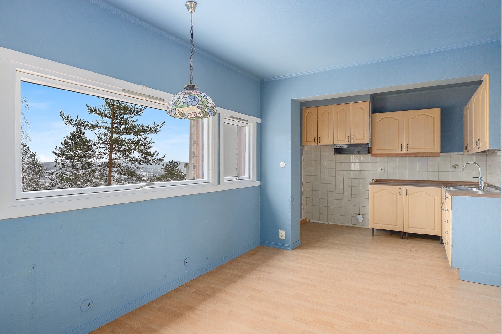 Her er det god plass til en stor spisegruppe. Videre har du en fantastisk mulighet til å skape ditt drømmekjøkken! Galleribilde