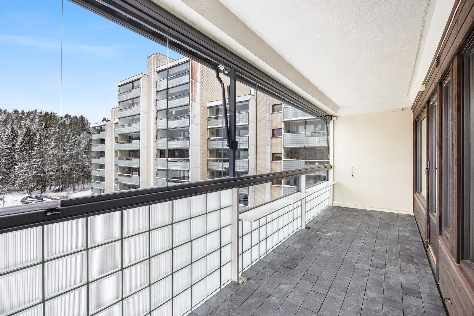 Stor innglasset balkong på hele 14m2 med god plass til møblering. Balkongen fungerer som en forlengelse av stuen Galleribilde