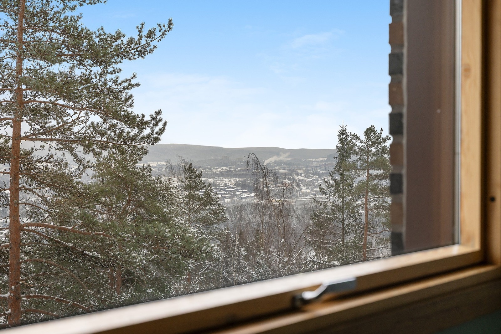 Kjøkkenet kan du gjøre som du vil med, men utsikten er allerede unik. Denne herlige utsikten finner du ikke mange steder! Galleribilde