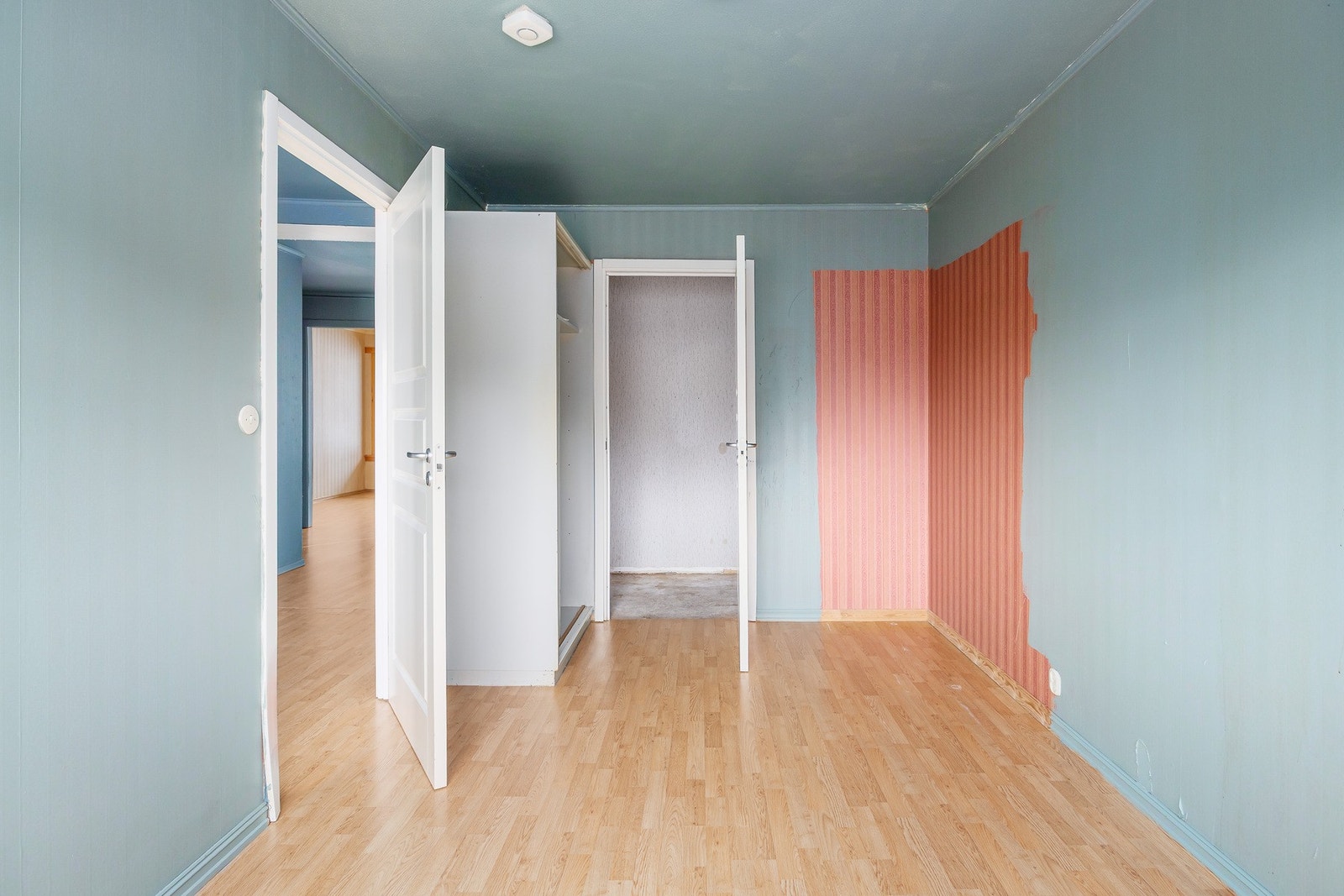 Rommet har store vindusflater som slipper inn godt med sollys Galleribilde