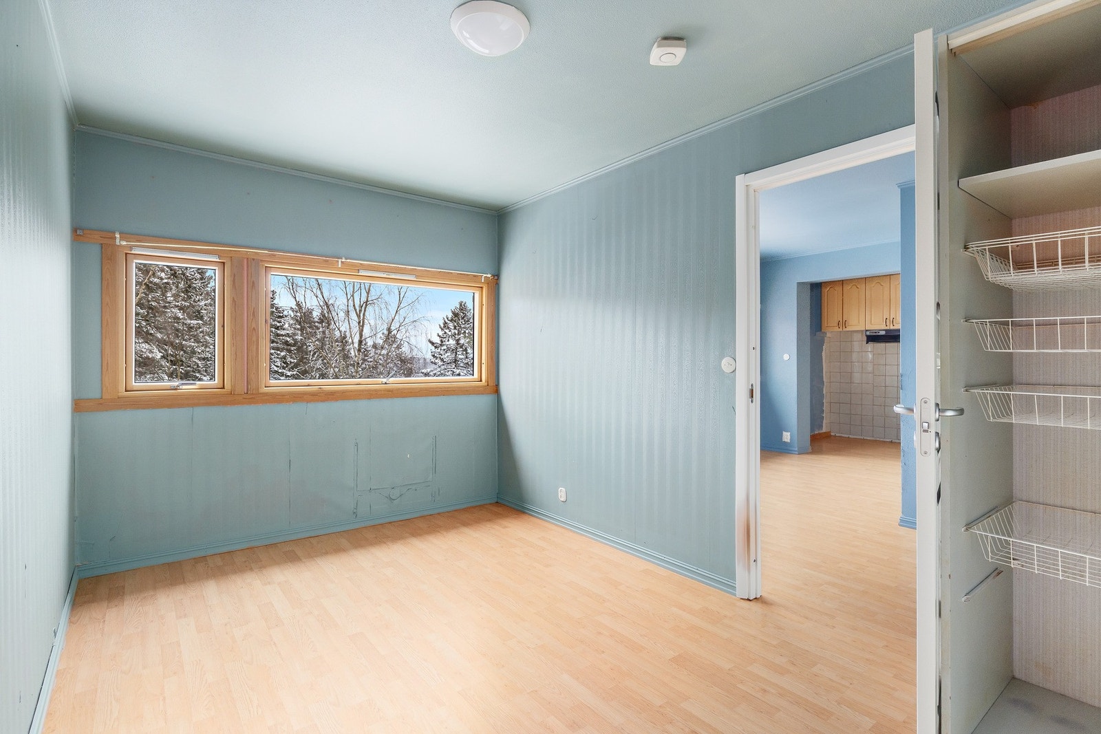 Romslig hovedsoverom med god plass til dobbeltseng, nattbord og garderobeløsning Galleribilde