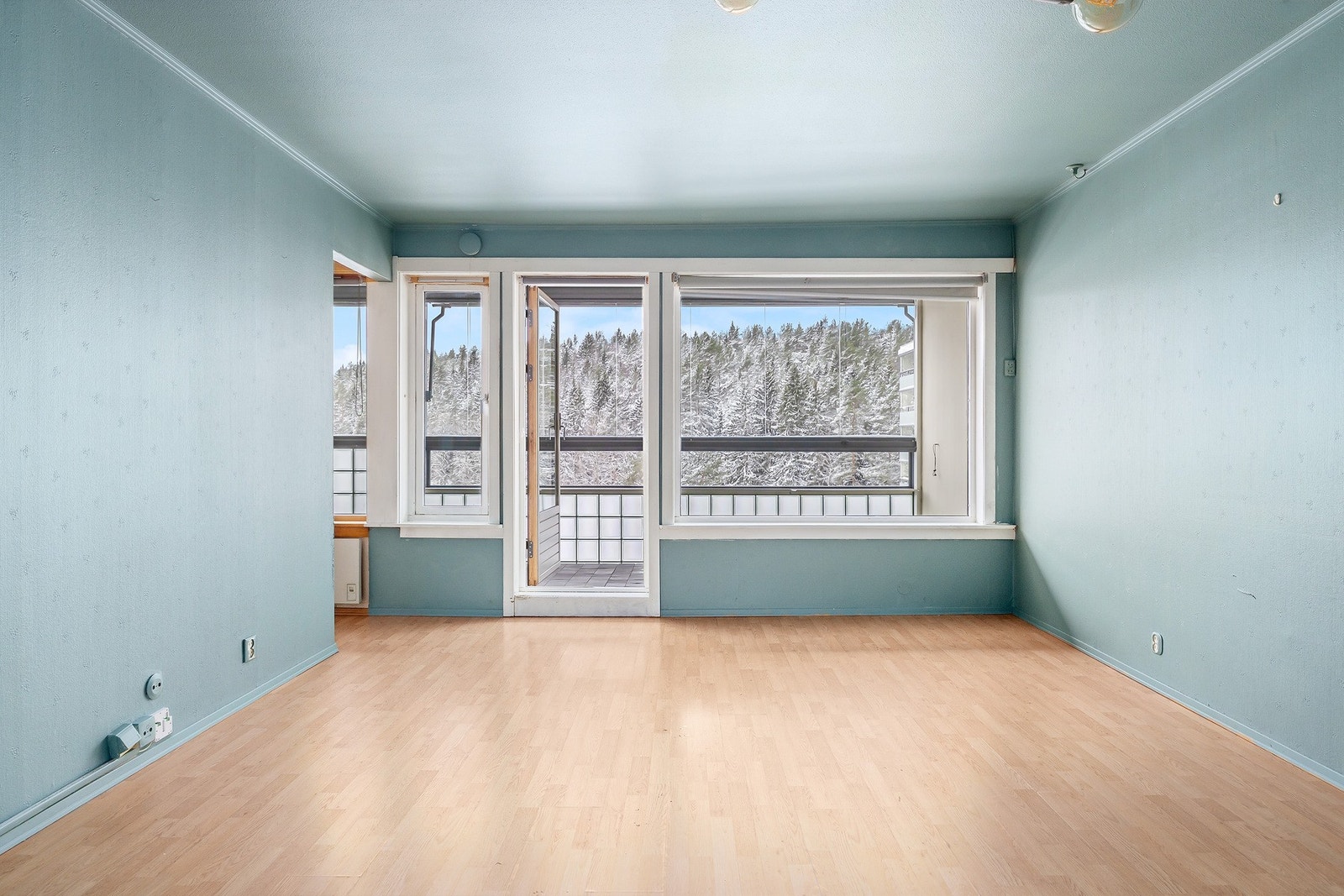 Stuen er luftig med god plass for møblering av sofaseksjon, sofabord og mediemøblement Galleribilde