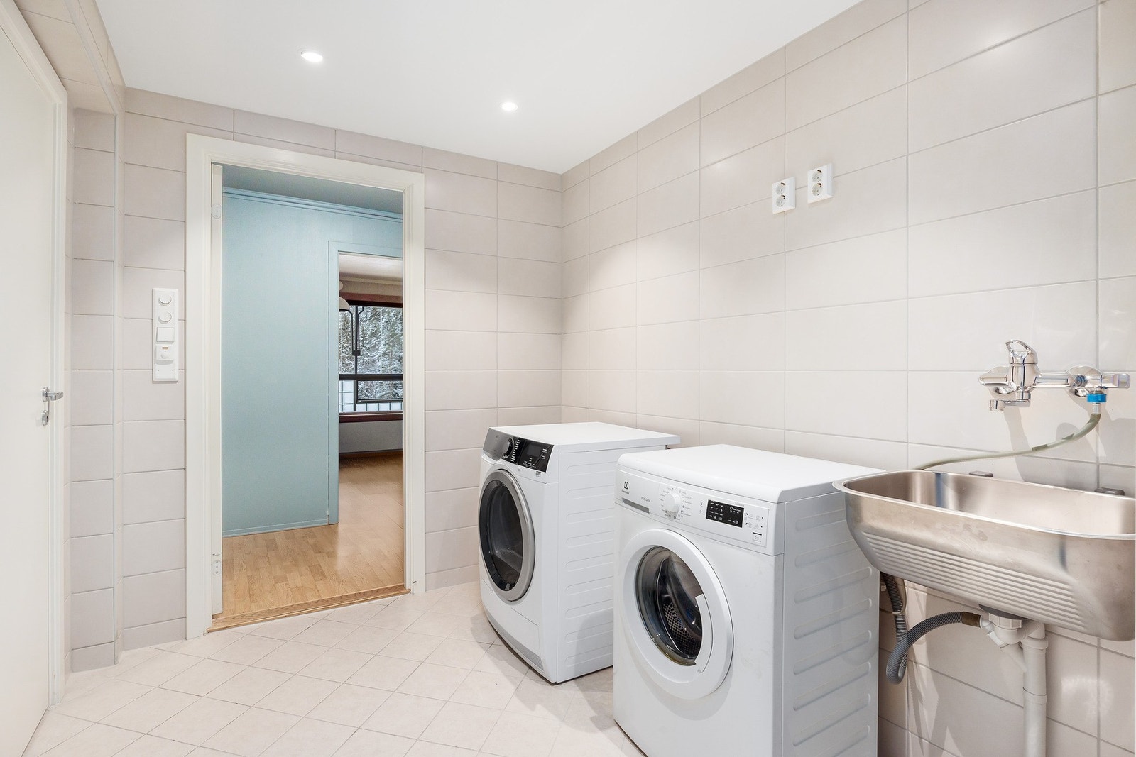Vaskerommet har to innganger, fra entreen og kjøkkenet. Her er det fult opplegg for vaskemaskin og tørketrommel. Videre fra vaskerommet kommer du til badet Galleribilde